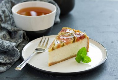 İncirli vanilyalı cheesecake. seçici odak.
