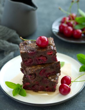 Kirazlı çikolatalı kek. seçici odak.