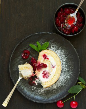 Vişneli ve kremalı kek rulosu. Seçici odak