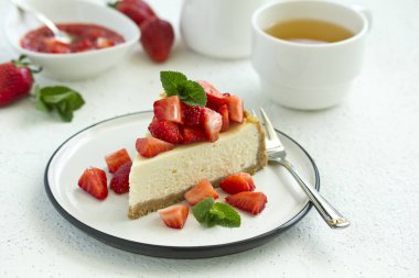 Çilekli cheesecake... Seçici odak.