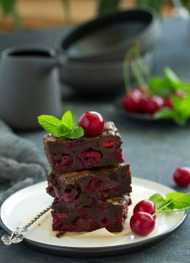 Kirazlı çikolatalı kek. seçici odak.