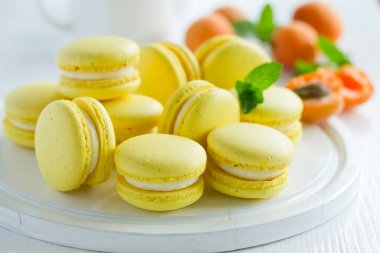 Makarna, Fransız tatlısı, kayısı ve çikolatalı..