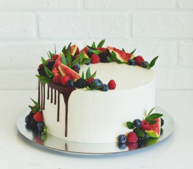 Siyah bir arka planda doğum günü için sünger keki..