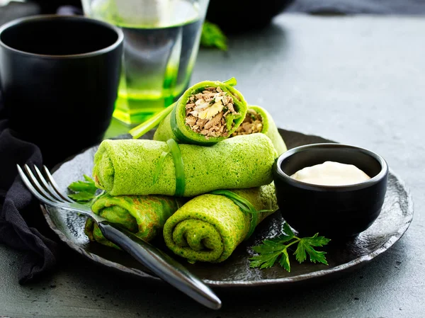 Frittelle Verdi Con Spinaci Ripieno Fegato Uova Focus Selettivo — Foto Stock