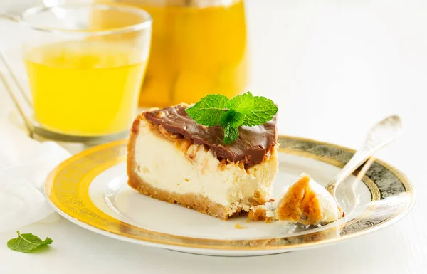Fatia Cheesecake Com Caramelo Nozes Foco Seletivo — Fotografia de Stock