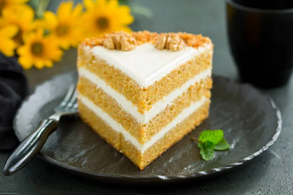 Köstlicher Karottenkuchen Mit Nüssen Selektiver Fokus — Stockfoto