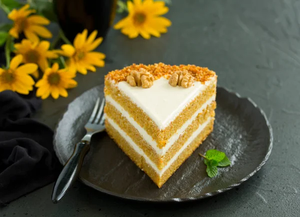 Köstlicher Karottenkuchen Mit Nüssen Selektiver Fokus — Stockfoto