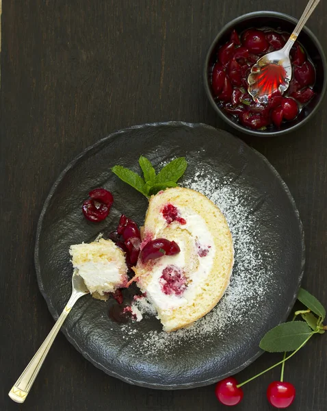用樱桃和奶油做的海绵蛋糕卷 有选择的重点 — 图库照片