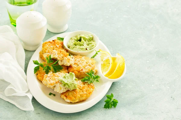 Hackad Kyckling Köttbullar Med Guacamole Sås Stockbild