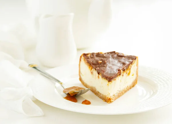 Fatia Cheesecake Com Caramelo Nozes Foco Seletivo Imagens Royalty-Free