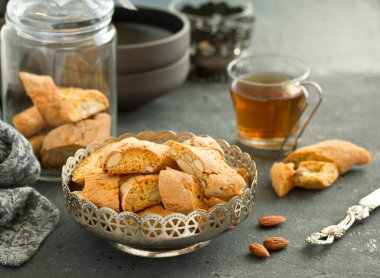 Biscotti, bademli İtalyan bisküvileri. Seçici odak.