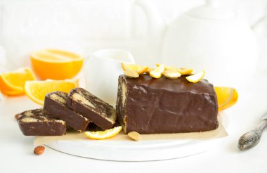 Çikolatalı turuncu kek. Ev yapımı pişirme. Seçici odak.