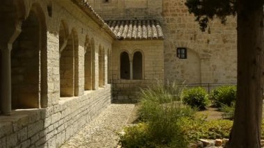 St Guilhem le Desert, Cevennes'deki manastır avlusu 