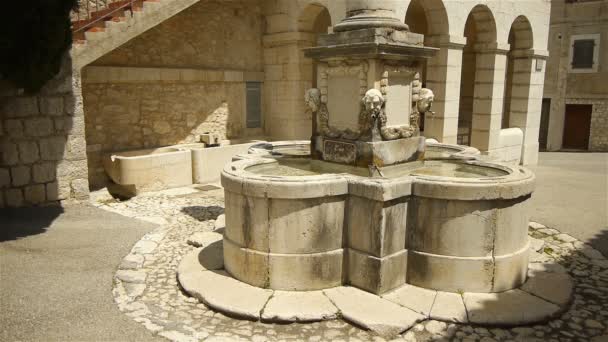 Vecchia fontana nel piccolo villaggio di Pre Alpes — Video Stock