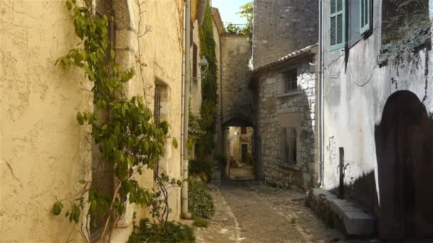 Történelmi utcáin kis faluban Saint Paul de Vence — Stock videók