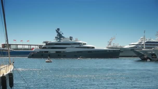 Yacht di lusso al porto — Video Stock