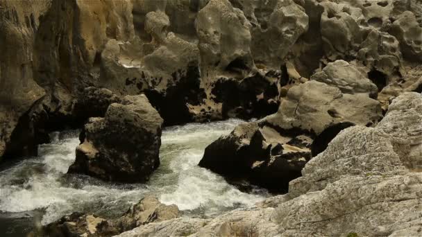 Wildes Wasser bei Gorges l 'herault, Frankreich — Stockvideo