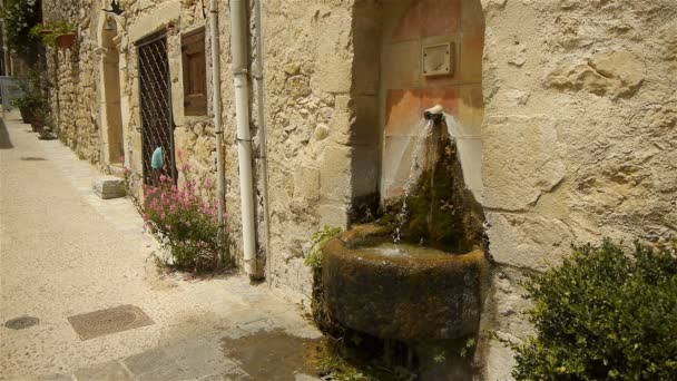 Historiska fontänen i St Guilhem le Desert, Cevennes — Stockvideo