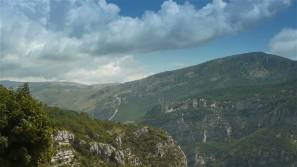Aussichtsreiche Landschaft vor den Alpen in Südfrankreich — Stockvideo