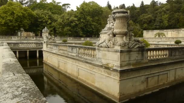 Park met fonteinen in Nimes, Frankrijk — Stockvideo