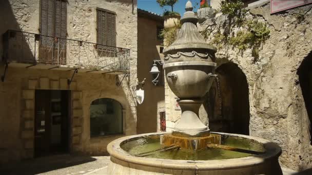 Исторический фонтан в Сент-Поль-де-Ванс — стоковое видео