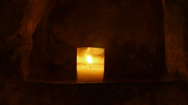 Svíčka v opatství v poušti St Guilhem Le — Stock video