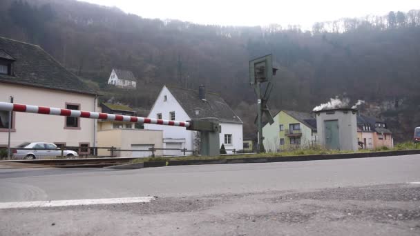 Tren que pasa por Eifel, Alemania — Vídeo de stock