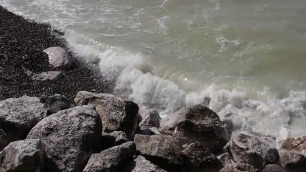 Agua salvaje en la costa cerca de Calais, Francia — Vídeo de stock