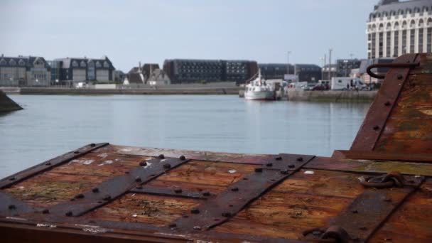 Lådor i hamnen i trouville, Frankrike — Stockvideo