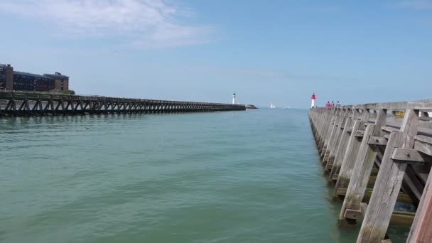 Pier en vuurtorens in trouville, Frankrijk — Stockvideo