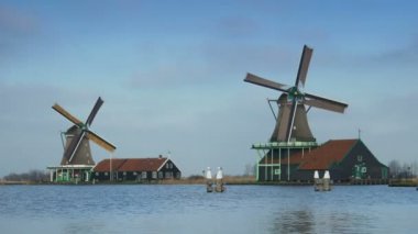 Hollanda'da ahşap yel değirmenleri