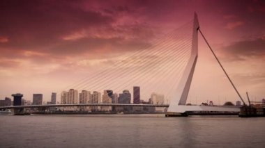 Köprü Rotterdam gün batımında