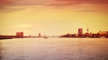 Gün batımında Rotterdam Nehri