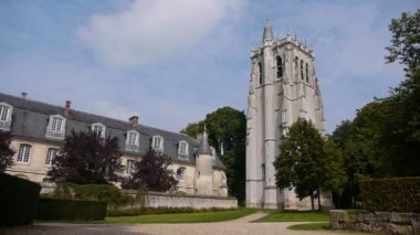 Le Bec Hellouin Manastırı ve abbey