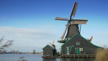 Hollanda'da dönüm yel değirmeni