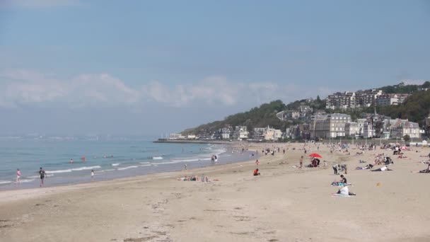 Strand van Trouville in Frankrijk — Stockvideo