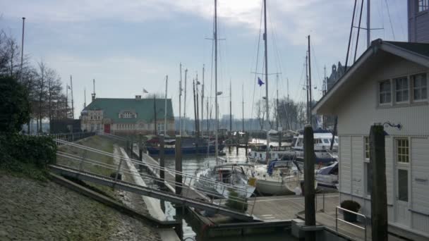 Segelbåtar på Veerhaven Rotterdam — Stockvideo