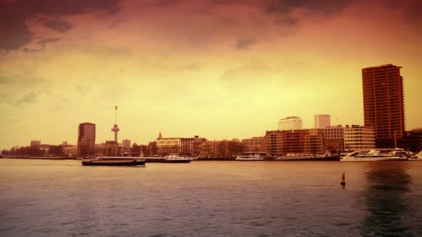 Řeka v Rotterdamu od Erasmusbrug při západu slunce — Stock video