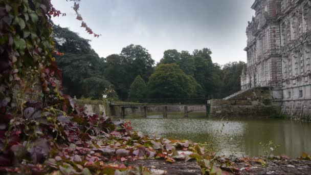 Chateau de Beaumesnil na podzim — Stock video