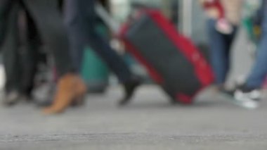 Anonim insanlar bir alışveriş caddesi yürüyüş