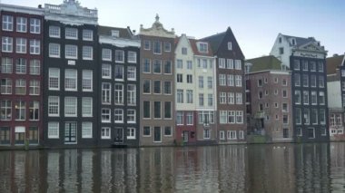 Geleneksel kanal evleri ile Amsterdam