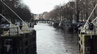Yıkamak ve Haarlemmersluis Amsterdam kanal