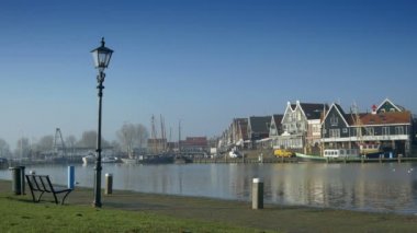 Liman ve bu turistik balıkçı köyü Ijsselmeer görünümüne.