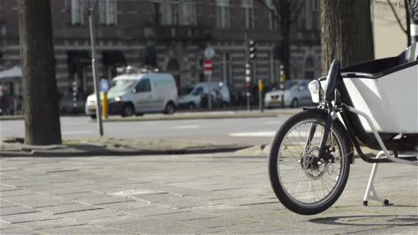 Una bicicleta en primer plano y el tráfico en la distancia — Vídeos de Stock