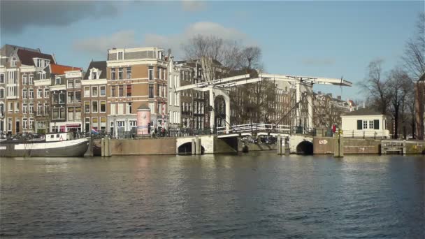 Storiche case sul canale, ponti e traffico ad Amsterdam — Video Stock