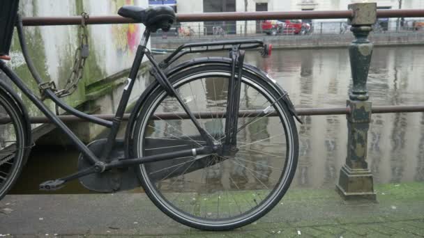 Altes Fahrrad am Zaun verschlossen — Stockvideo