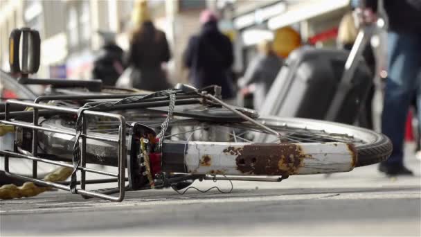 Πεσμένα ποδήλατο σε μια εμπορική περιοχή. — Αρχείο Βίντεο