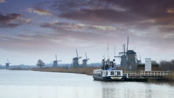 Moulins à vent néerlandais et ciel spectaculaire au polder Kinderdijk — Video