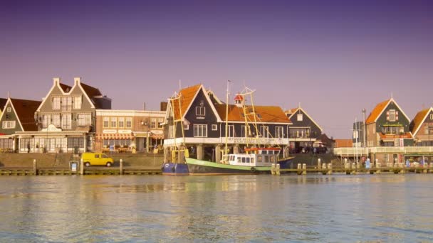 Hamnen Volendam i solnedgången — Stockvideo