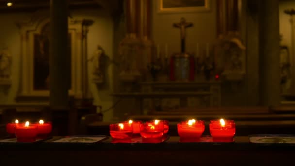 Красные свечи в церкви — стоковое видео